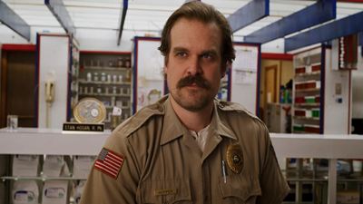 David Harbour ya sabe cómo termina 'Stranger Things' y define el final con esta palabra