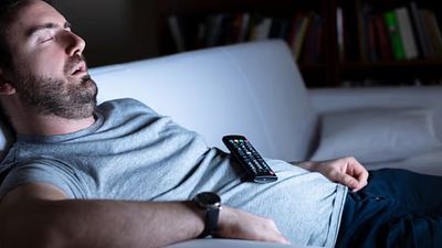 ¿Duermes con la televisión encendida? Esto es lo que implicaría para tu salud según expertos noticias imagen