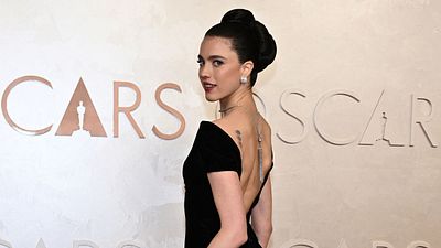 ¿Margaret Qualley la nueva chica James Bond? La actriz de ‘La sustancia’ sorprende con tributo en los Oscar 2025 noticias imagen