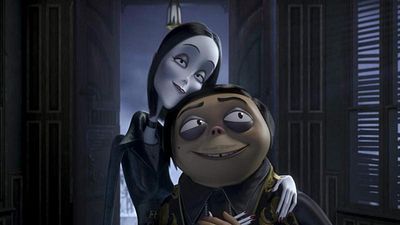 Con ‘Merlina’ triunfando en Netflix, es momento de redescubrir la película más infravalorada de ‘Los locos Addams’ que reunió a Oscar Isaac y Charlize Theron noticias imagen