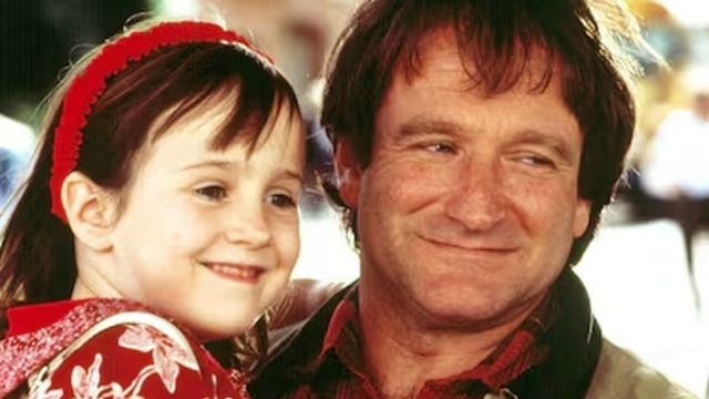 "Me considero muy afortunada de haberlo conocido": así recuerda la actriz de 'Matilda' a Robin Williams luego de trabajar juntos en 'Papá por siempre' noticias imagen