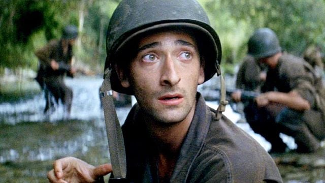 Estrenada hace 25 años, esta película de guerra es un clásico del cine: fue eclipsada injustamente por 'Salvar al soldado Ryan' de Steven Spielberg noticias imagen