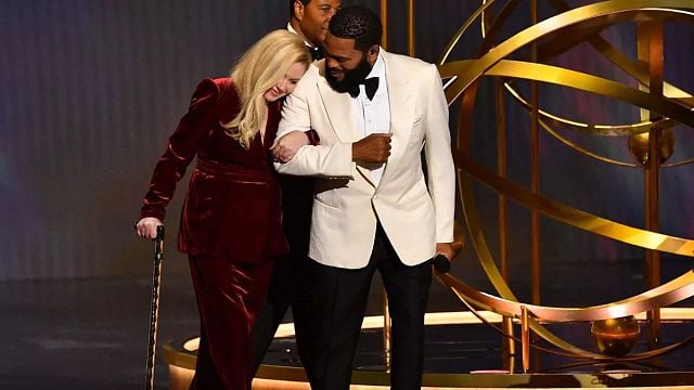 Esta es la razón por la que Christina Applegate llegó a los Emmy 2024 usando bastón noticias imagen