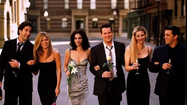 Courteney Cox hace reír a sus fans al actuar como 'Monica Geller' para limpiar su estrella en el Paseo de la Fama de Hollywood noticias imagen