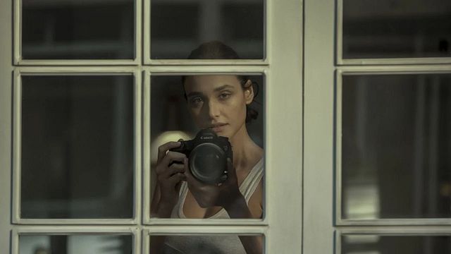 Cuidado con tu vecina: el thriller de Netflix que mezcla el espionaje, el deseo prohibido y la vida de una voyeur que lo ve todo noticias imagen