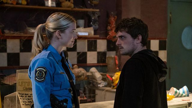 Fue una de las víctimas de Joe en 'You' y ahora regresa como una empoderada policía en 'Five Nights At Freddy's' noticias imagen