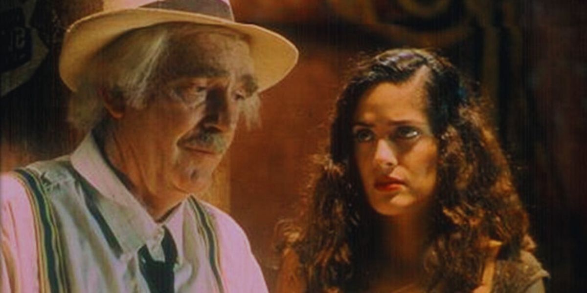 Salma Hayek como una joven actriz prometedora en 'El coronel no tiene quien te escriba'