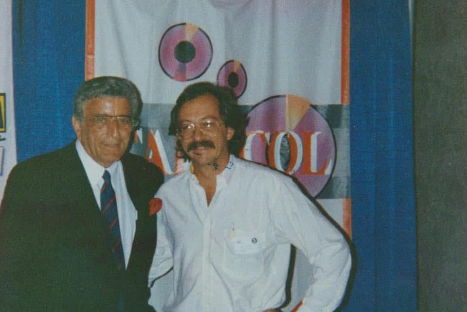 Manolo Bellón junto a Tony Bennett.