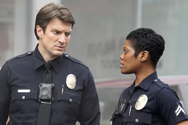 Nathan Fillion y Afton Williamson en 'The Rookie'