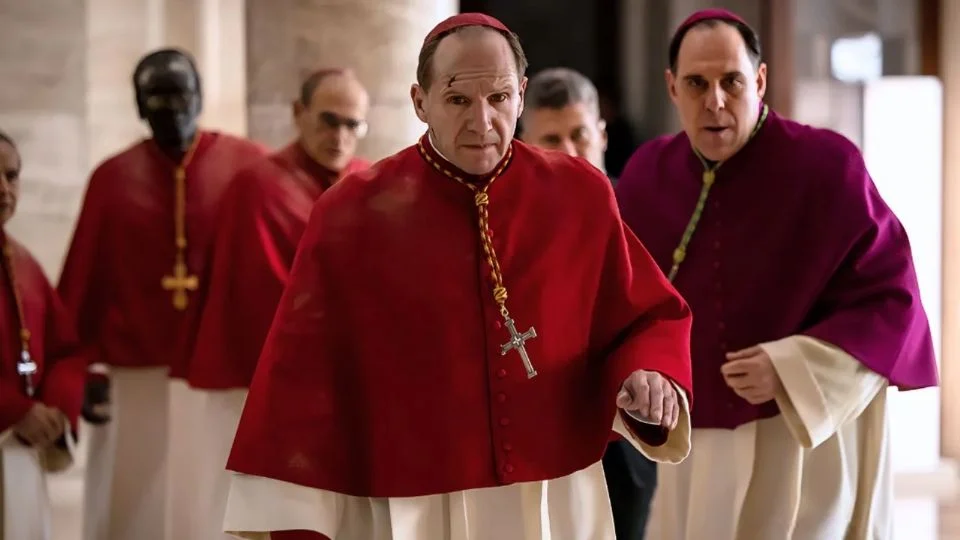 Ralph Fiennes es el protagonista de 'Cónclave'