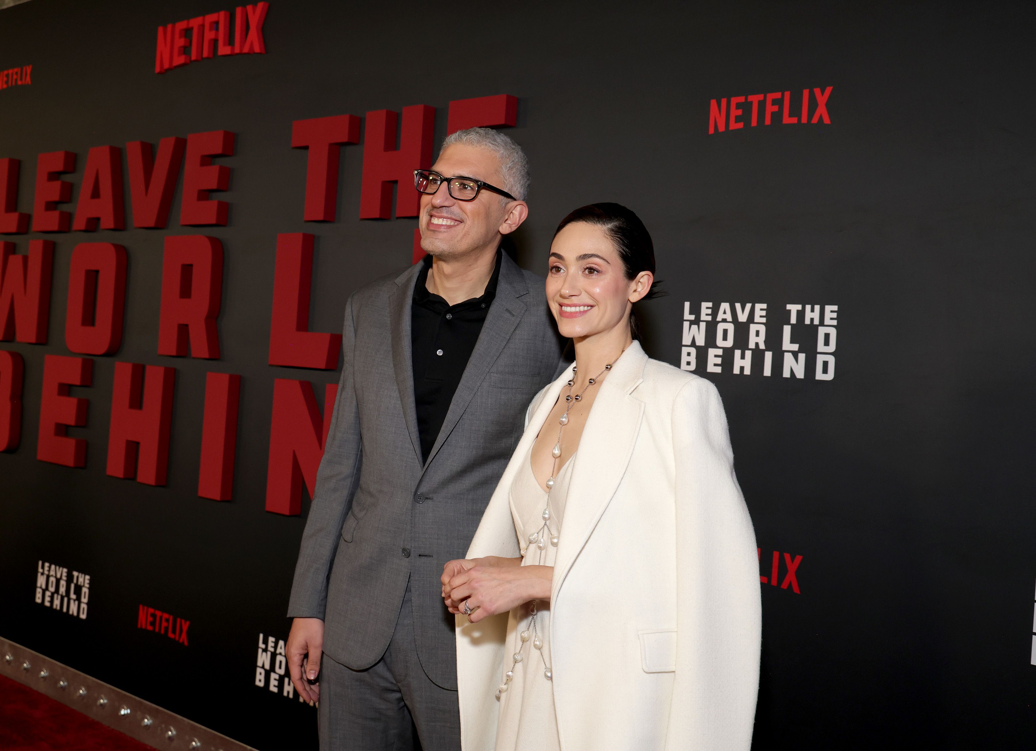 Sam Esmail junto a su esposa, la actriz Emmy Rossum, en la premier de 'Dejar el mundo atrás'