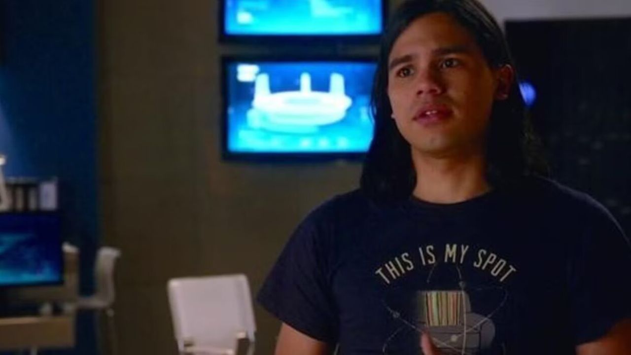 Cisco Ramón con una camiseta que dice 